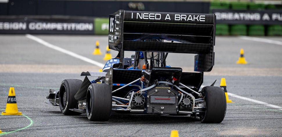 Example of DUT25 lifting its rear inside wheel | © Formula Student Germany 2025, Lodholz