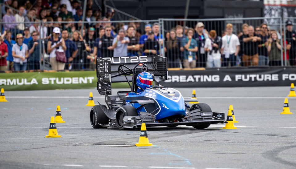 Excessive roll, causing FW endplate hits on bumpy corners | © Formula Student Germany 2025, Lodholz